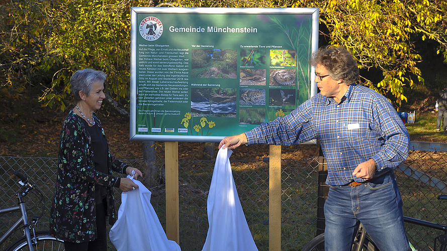Ökologisch wertvoll: Gemeinderat Lukas Lauper enthüllt mit Gemeinderätin Jeanne Locher die Infotafel zum Naturschutzgebiet Obstgarten.