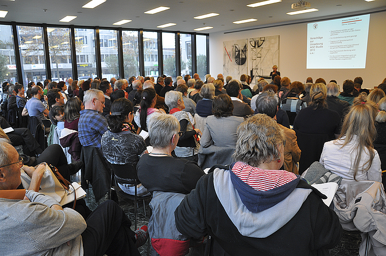 Brennendes Thema, viel Publikum: Münchensteins Gemeinderätin Heidi Frei referiert.  Foto: ZVG