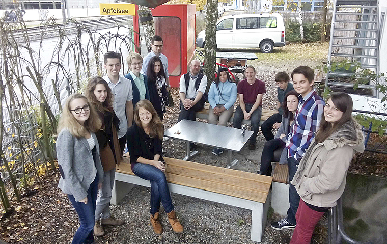 Vor dem Jugendhaus: Auf Initiative des 17-jährigen Gymnasiasten Glenn Steiger (3. v. l.) fand in Dornach die Gründungs-
