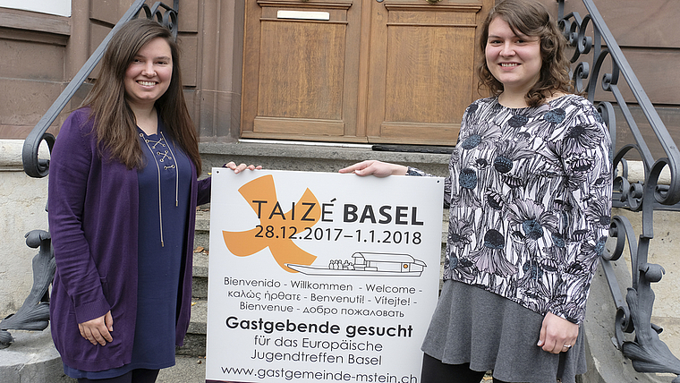 Zählen auf die Offenheit der Bevölkerung: Aleksandra (l.) und Eveliina suchen für das Jugendtreffen Taizé Basel Gastfamilien.  Foto: Thomas Brunnschweiler