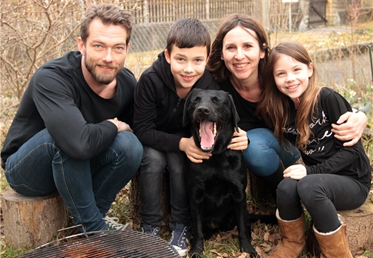 Ohne Schlittschuhe: Liam und Alma Vitt zusammen mit Vater Roman und Mutter Andrea und einem der vielen Haustiere. Foto: eh-presse