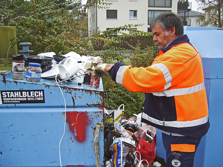 Täglich türmt sich der Müll: Werkhof-Mitarbeiter Remo Scherrer räumt am Montagmorgen die Sammelstelle auf. ZvG