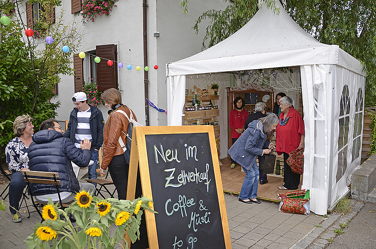 Selbstgemachtes aus Küche und Werkstatt: Das gibts im Verkaufszelt des Wydehöfli an der Birseckstrasse 82.  Foto: Thomas Kramer