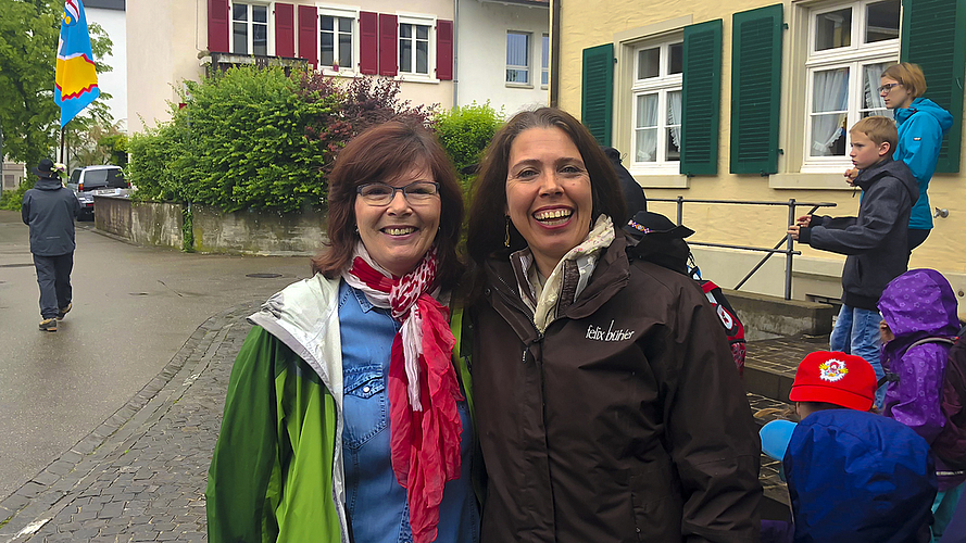 Gemeinderätinnen im Regen: Auch Doris Vögeli (BDP, l.) und Christine Dollinger (SP) marschierten mit.