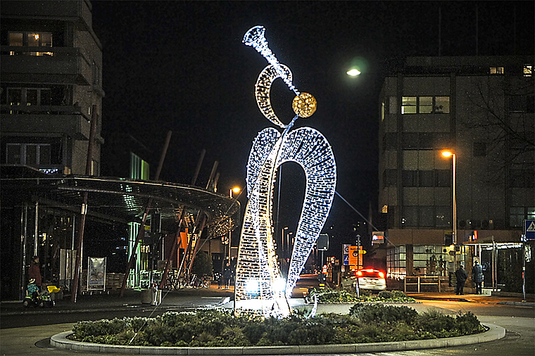 Posaunender Engel: Die Lichterskulptur im Coop-Kreisel zieht erneut die Aufmerksamkeit auf sich.  ZVG