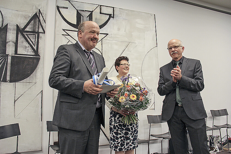 Ehrung: Gemeindepräsident Urs Hintermann applaudiert den Preisträgern Maria und Josef Leu.  Foto: Tobias Gfeller