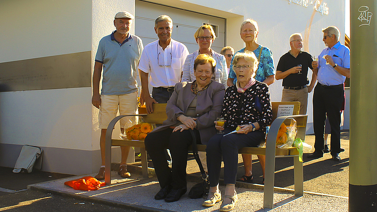 Das Buchmann-Bänggli ist sehr beliebt: Auch der Präsident des Seniorenrats Willy Toggenburger und Gemeinderätin Heidi Frei (2. und 3. v. l. stehend) freuen sich über die neue Sitzgelegenheit.  Foto: Axel Mannigel