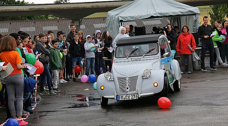 Akku-Ente: Unter den Elektrofahrzeugen, die über den Pausenplatz fuhren, war nebst modernsten Autos auch ein umgebauter Citroën 2 CV zu bewundern und zu bewerten. Foto: Gaby Walther
