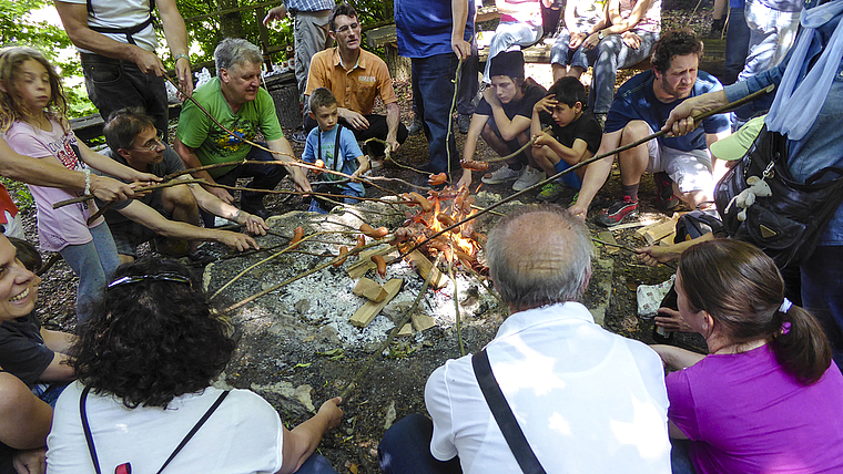 Lagerfeuer: Sehr beliebt waren die Feuerstellen, um die sich Gruppen mit hungrigen Wurstbrätlern scharte.  Foto: T. Immoos