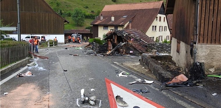 Nur Trümmerteile: An der Absturzstelle des verunglückten Piloten mitten im Dorf sieht es furchtbar aus. Foto: ZVG 