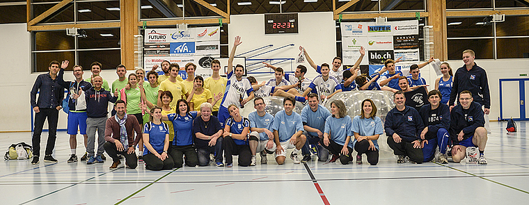 Das grosse Finale: Alle Teilnehmer mit den siegreichen Leichtathleten des TV Arlesheim (hinten rechts).  Foto: Robin Schärer
