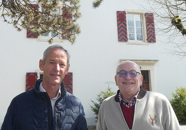 Wo alles begann: Daniel Scholer (links) und Hans Rem (rechts) vor dem früheren Bezirksgericht. Foto: Sabine Asprion