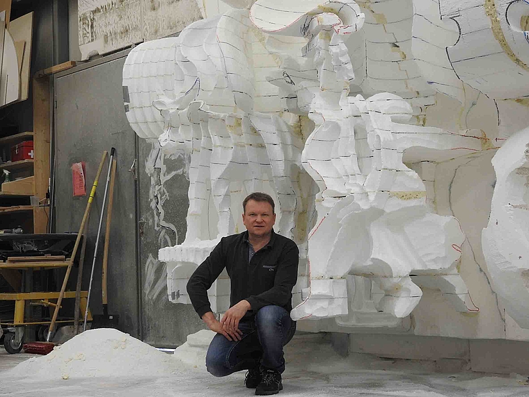 Eingetaucht: David Pflugi vor - oder in - der WM-Skulptur, die bald schon nach Moskau transportiert wird.  