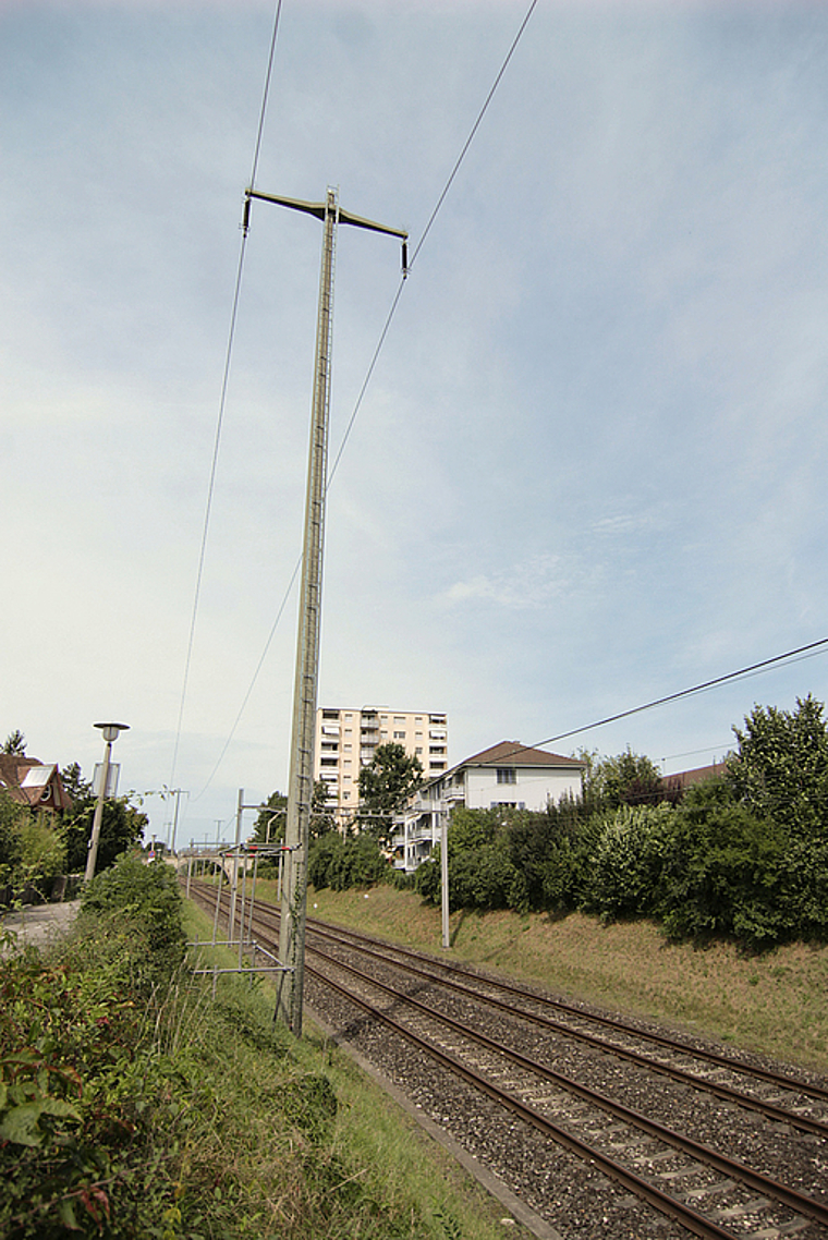 Mast des Anstosses: An der Dammstrasse will die Swisscom eine Natelantenne auf einem SBB-Mast installieren, die Anwohner wehren sich.  Foto: Lukas Hausendorf