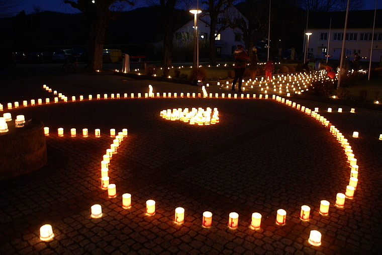 Aktion «Eine Million Sterne»: Kerzenteppich auf dem Kirchenplatz Oberkirch. Fotos: Jürg Jeanloz