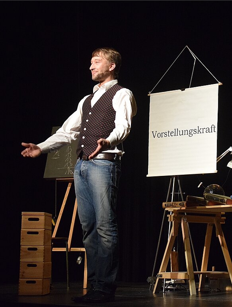 Der Erfinder: Nils Benett verblüfft sein Publikum. Foto: Bea Asper