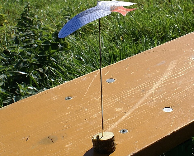 Bastelaufgabe für Kinder: Fliegender Gartenrotschwanz auf Schweissdraht.