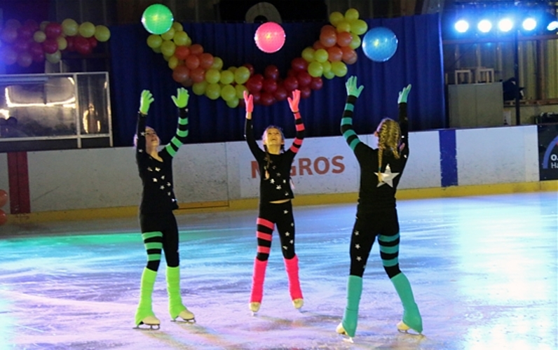 Jonglieren auf dem Eis: Salome Boos, Emiliana Batsilas und Jlona Stich zeigen eine Nummer mit Bällen. Fotos: Gaby Walther
