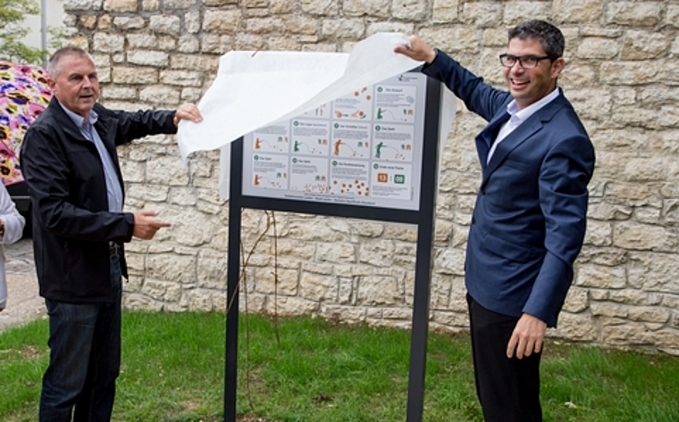 Enthüllung:Stefan Scherrer (l.) und Stadtrat Pascal Bolliger enthüllen die Tafel mit den Spielregeln. Foto: Martin Staub