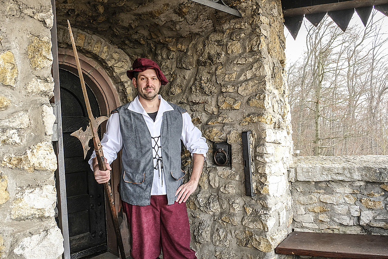 Mittelalterlich gewandet: Burgwart Patrik Vögtli wird einmal im Monat zum Gastgeber in eigener Sache.  Foto: Thomas Brunnschweiler