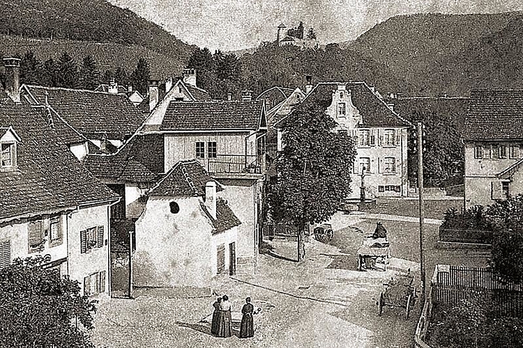 Um 1900: der Dorfplatz mit dem Schloss Birseck im Hintergrund. Die Strassen sind noch nicht geteert.