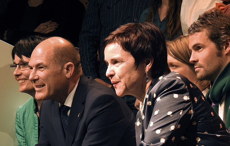 Lächeln für die Kamera: Politiker (Elisabeth Augstburger, Anton Lauber, Monica Gschwind) und Künstler (Johannes Willi) beim Fototermin. Foto: Peter Walthard