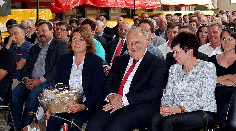 Fühlten sich wohl in Zullwil: Bundesrat Johann Schneider-Ammann, rechts Regierungsrätin Esther Gassler. Foto: Gaby Walther