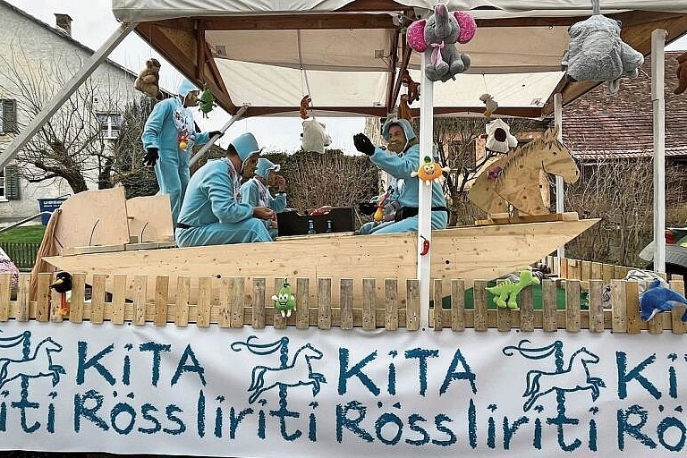 Auf dem Schaukelpferd: Das Thema ist die neue Kindertagesstätte Rössliriti in Metzerlen.
