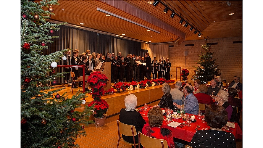 Musikalischer Höhepunkt: Die Circle Singers erfreuen die Gäste mit einem weihnachtlichen Konzert. Fotos: Martin Staub 
