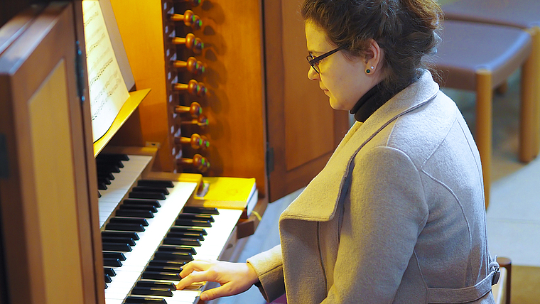 Von der Romantik zur Moderne: Organistin Alexandra Weidlich gestaltet die Konzertreihe «Musik unter Sternen».  Foto: ZVG