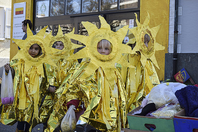 In Münchenstein geht die Sonne auf: Diese Kostüme gehörten zu den glanzvollen Highlights des Umzugs.  Fotos: Bea Asper