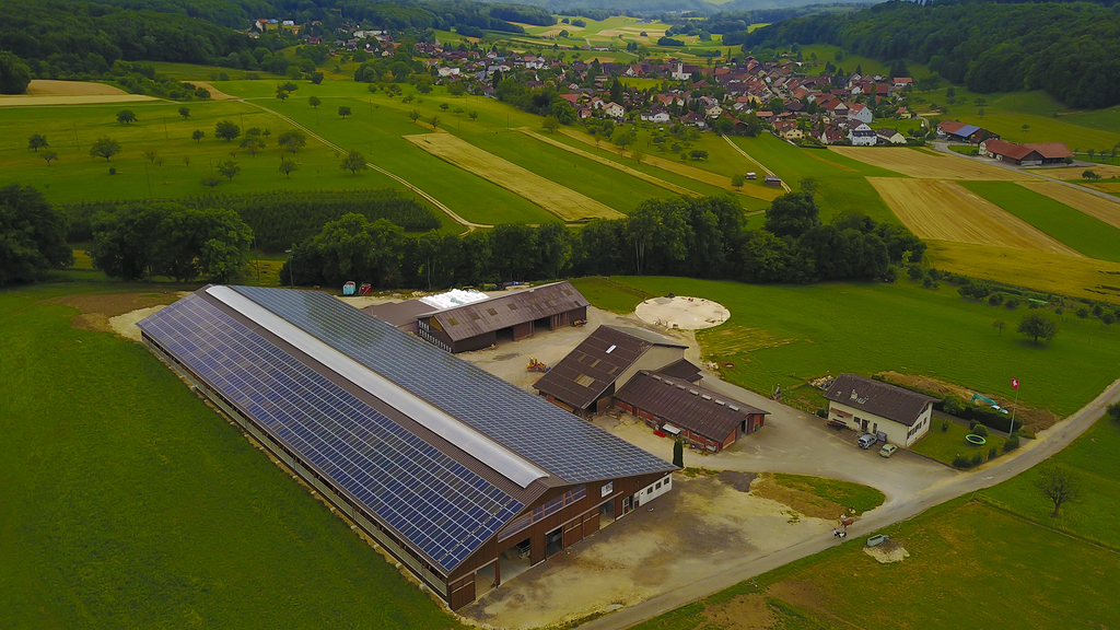 Innovativer Landwirt: Der Hof von Josef Vögtli aus Hochwald versorgt ein ganzes Dorf mit Elektrizität. Foto: zVg
