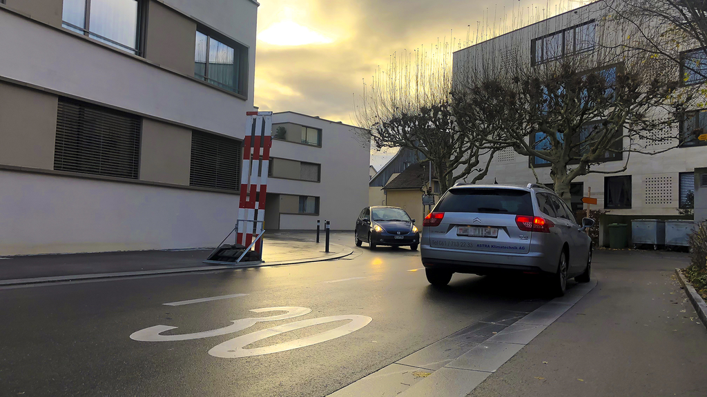 Verengt: Begegnen sich zwei Fahrzeuge in der Brunngasse, führt der Weg nicht selten übers Trottoir.  Fotos: Caspar Reimer
