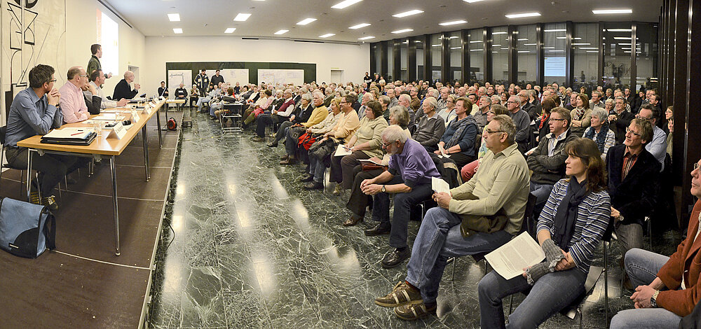 Grosses Interesse: Der Info-Abend lockte zahlreiche Reinacher in den Gemeindesaal.  Foto: Heiner Leuthardt