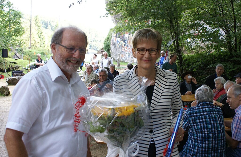 Sags mit Blumen: Gemeindepräsident Hans-Peter Hänni dankt Regierungsrätin Sabine Pegoraro.
