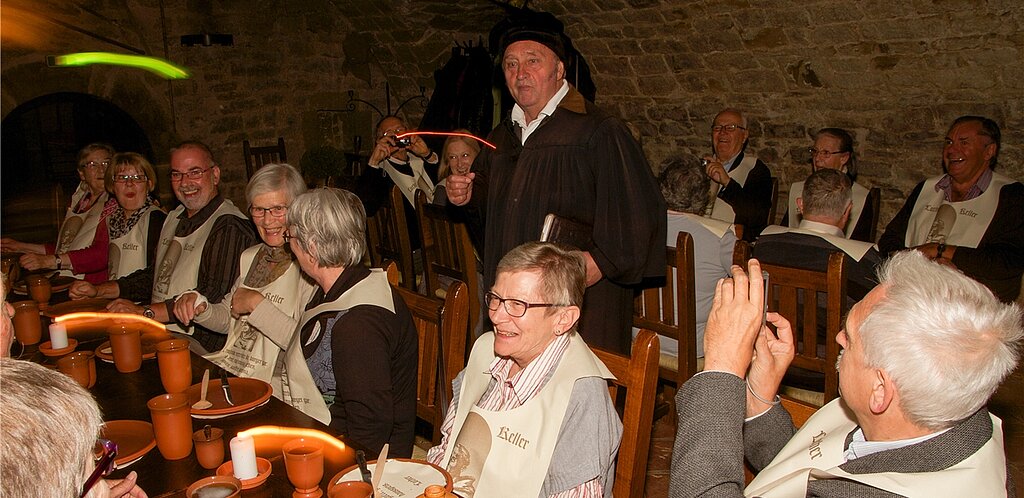 Der Reformator erscheint persönlich: Mittelalterliches Essen im Lutherkeller.
