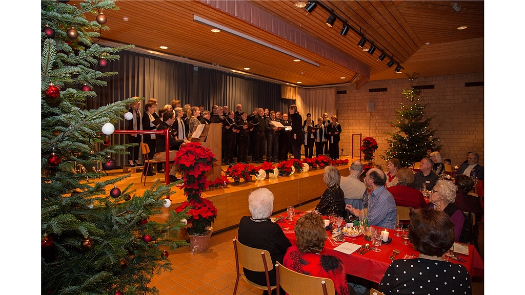 Musikalischer Höhepunkt: Die Circle Singers erfreuen die Gäste mit einem weihnachtlichen Konzert. Fotos: Martin Staub 
