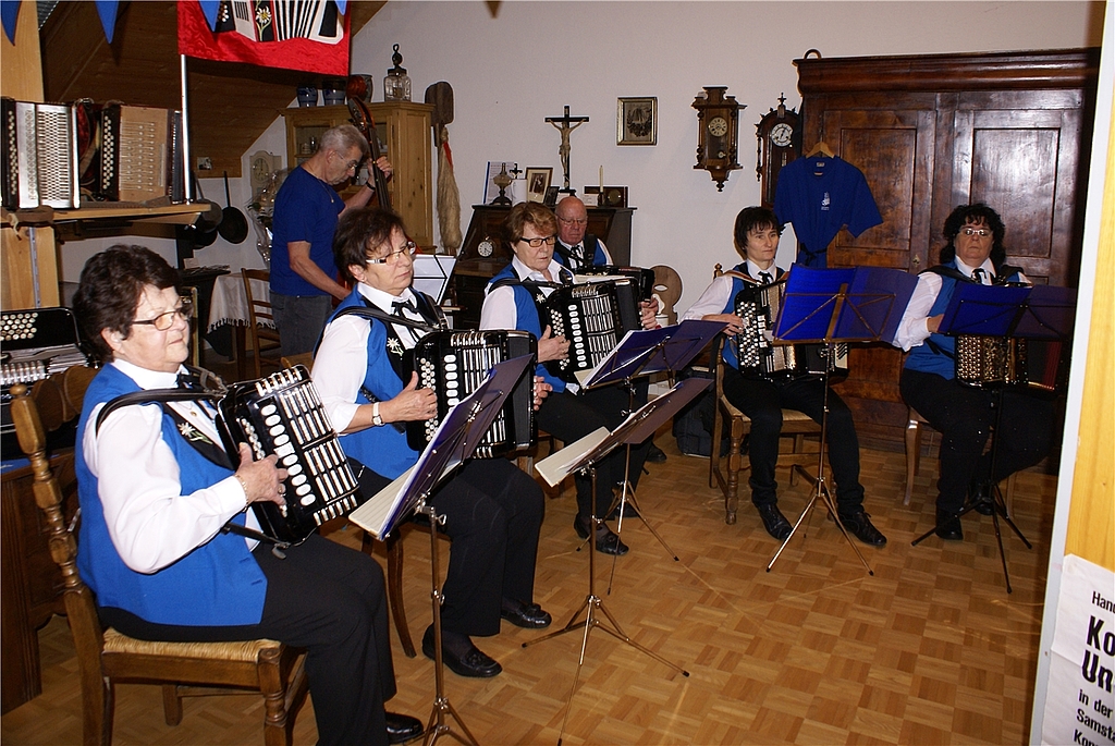 Ständchen an der Vernissage: Handharmonika-Club Edelweiss mit dem Stück Gilgenberger-Klänge. Fotos: Jürg Jeanloz 
