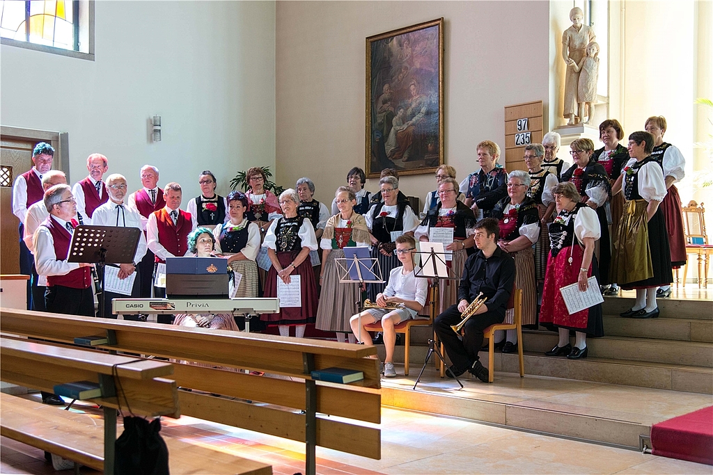 Trachtenchor: Chorleiter Paul Stebler (v.l.) wird mit dem Trachtenchor Thierstein die DV der Schweizerischen Trachtenvereinigung mit Gesang umrahmen. Foto: zvg 
