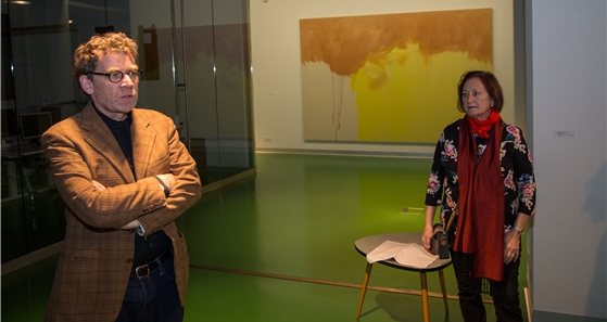 Der Kurator erklärt die Sammlung Ricola: Roman Kurzmeyer und eine Kursteilnehmerin. Fotos: Martin Staub
