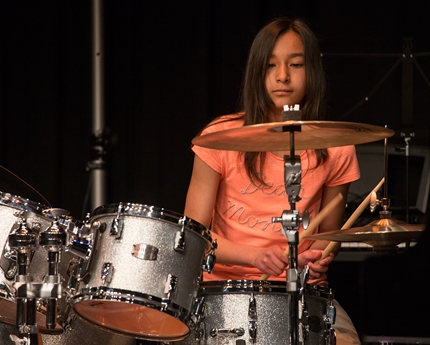 Schlagzeug: Mélissa Hardegger.
