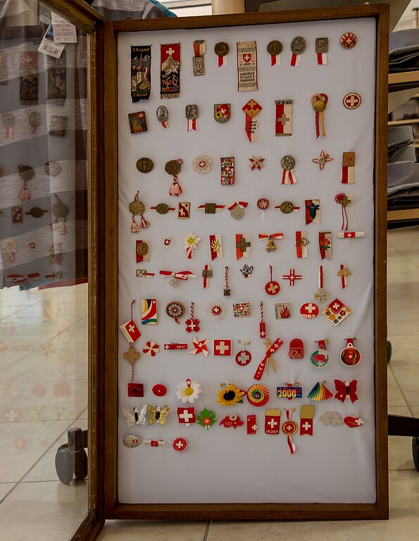 Im Schaukasten vereint: Alle 94 Abzeichen sind derzeit im Kleiderladen Spilag im Laufner Stedtli ausgestellt. Foto: Martin Staub
