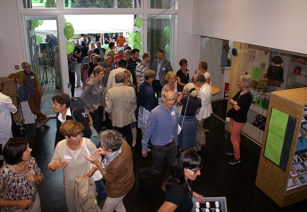 Rege Diskussionen: Foyer der neuen Stedtlibibliothek. Fotos: Jürg Jeanloz
