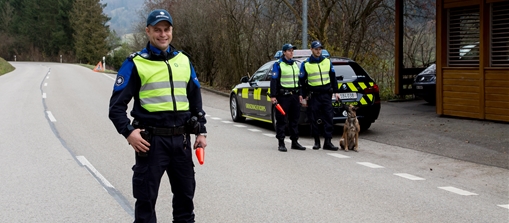 Einsatz an der Grenze zu Kleinlützel: Christian Freiermuth (Feldweibel) mit zwei Mitarbeitenden seines Teams sowie Grenzwachthund Faith. Foto: Martin Staub
