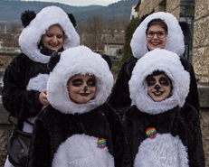 Pandas: Nicht nur zuschauen, sondern kostümiert dabei sein, macht doppelt Spass. Foto: Martin Staub