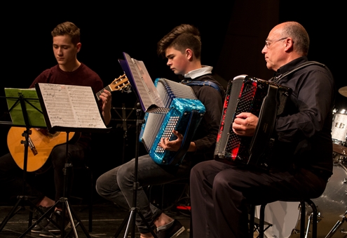 Der Lehrer spielt mit: Vincent Menweg (r.) begleitet zusammen mit einem Gitarrenschüler seinen Schüler Lukas Venzin auf dem Akkordeon.
