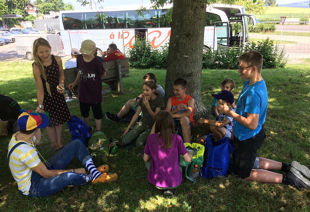 Auf der Anreise: Auch beim diesjährigen Mini-Lager ging der Spass für die Kinder und Jugendlichen vom Dorneckberg bereits bei der Anreise los.