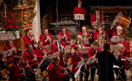 In Rot wie die Weihnachtssterne: Die Stadtharmonie Laufen. Fotos: Martin Staub
