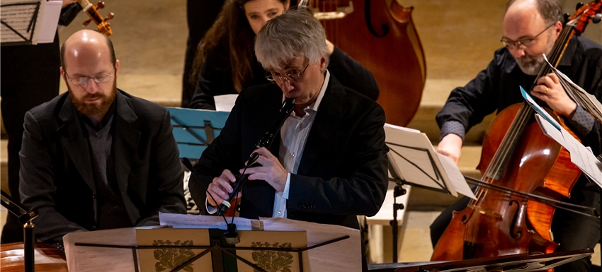 <em>Der Dirigent spielt auch mit. </em>Giovanni Antonini mit Flöte.