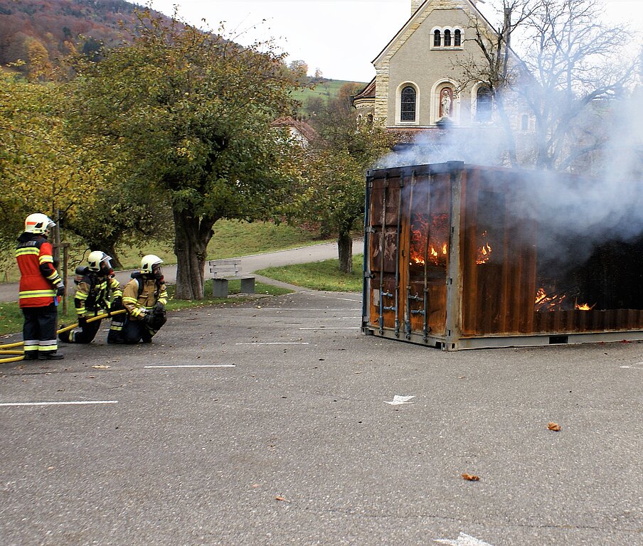 <em>Tannenbaum in Brand: </em>Die Feuerwehr Kleinlützel löscht das Feuer im improvisierten Wohnzimmer unverzüglich.Fotos: Jürg Jeanloz
